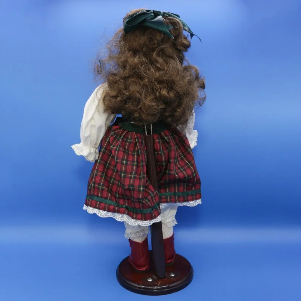 Geppeddo Porcelain Doll Girl 16